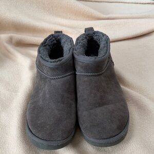 UGG Women’s Cozy Gray Suede Ankle Boots, size 10